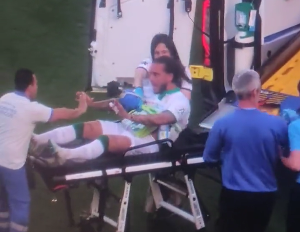 O FUTEBOLISTA DRAGISA GUDELJ QUER TERMINAR O JOGO APÓS REANIMAÇÃO